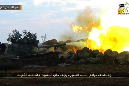 Pháo binh quân đội Syria tấn công phiến quân trên chiến trường Latakia - ảnh minh họa Masdar News