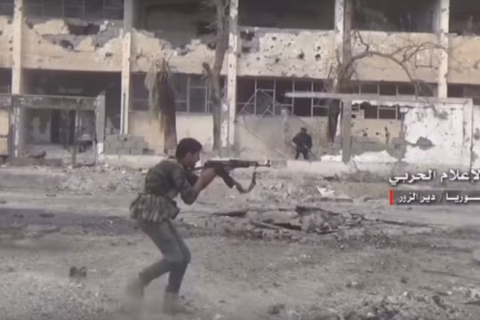 Binh sĩ quân đội Syria giao chiến ác liệt với IS trên đường phố Deir Ezzor - ảnh minh họa video Masdar News