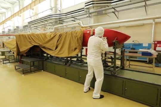 Lắp ráp tên lửa hành trình động cơ nguyên tử trong nhà xưởng thử nghiệm. Ả video Bộ Quốc phòng Nga.