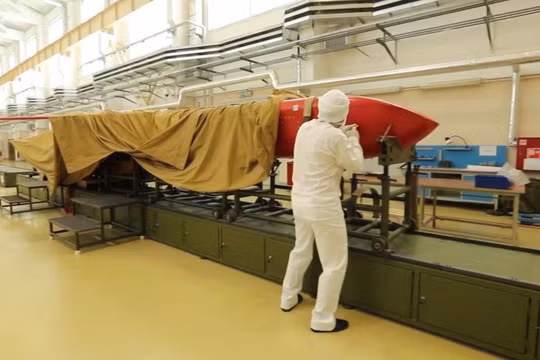 Lắp ráp tên lửa hành trình động cơ nguyên tử trong nhà xưởng thử nghiệm. Ả video Bộ Quốc phòng Nga.