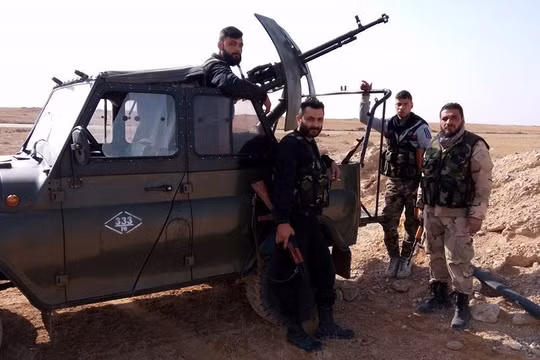 Binh sĩ quân đội Syria trên hướng tiến về mỏ khí gas Hayaan, Palmyra