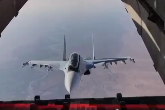 Cảnh chiếc Su-30SM xuất hiện trước khoang hàng hóa của IL - 76, ảnh video 