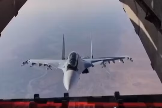 Cảnh chiếc Su-30SM xuất hiện trước khoang hàng hóa của IL - 76, ảnh video 