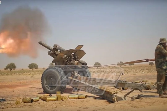 Binh sĩ quân đội Syria chiến đấu trên vùng sa mạc tỉnh Homs - ảnh video