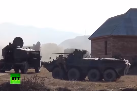 Lực lương FBS Nga triển khai tiêu diệt khủng bố ở Dagestan. Ảnh minh họa video RT.