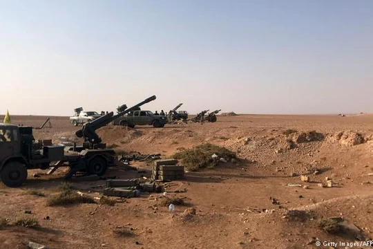 Lực lượng pháo binh quân đội Syria trên chiến trường Abukamal - ảnh South Front