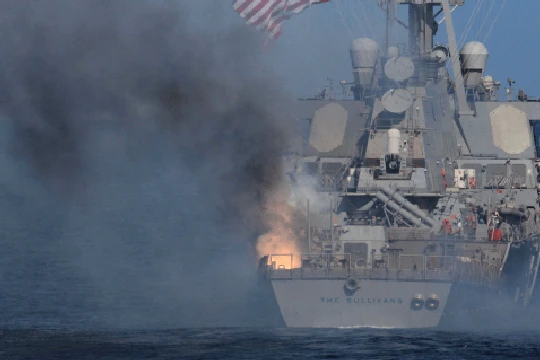 Vụ nổ tên lửa gây ra đám cháy trên tàu USS The Sullivans - Ảnh: Hải quân Mỹ