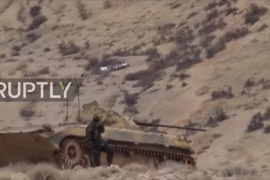 Xe thiết giáp quân đội Syria tấn công ở Wadi Barada