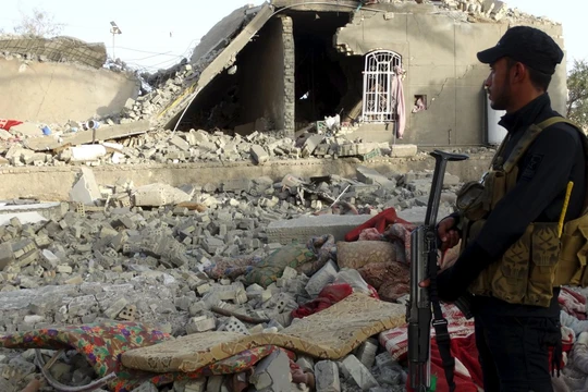 Chùm video: Lính Iraq truy quét khủng bố IS, máy bay dội lửa phiến quân