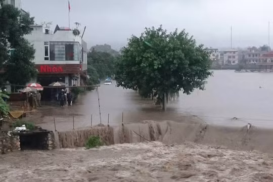 Nước ngập khu dân cư ở Uông Bí sáng 2/8 - Ảnh: Báo Quảng Ninh