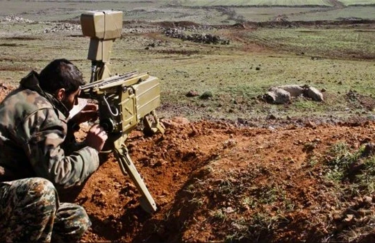 Binh sĩ Syria sử dụng thiết bị quang - ảnh nhiệt trinh sát mục tiêu