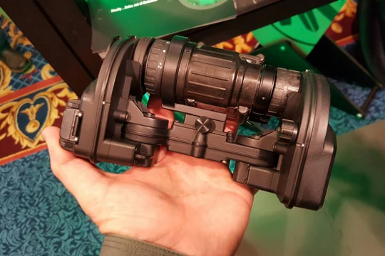 Thiết bị nhìn đêm mới cho màu sắc chân thực