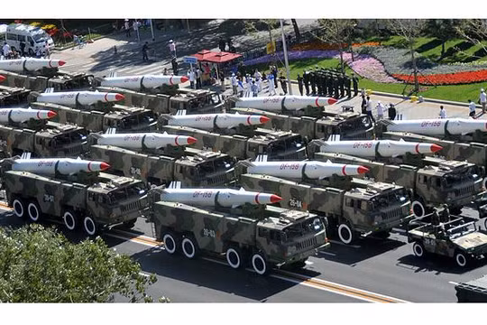 Đông Phong 15 tham gia diễu hành