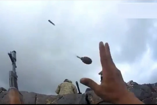 Chiến binh Đảng Lao động người Kurd PKK tấn công tiền đồn quân Thổ Nhĩ Kỳ, ảnh video Genla TV.