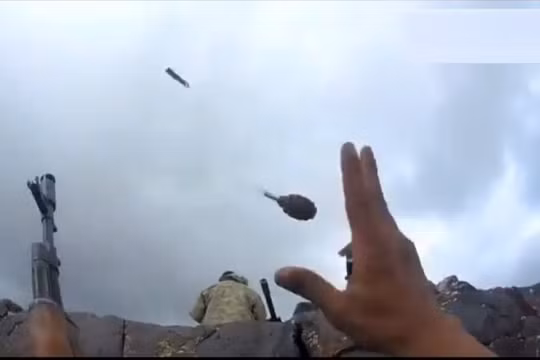 Chiến binh Đảng Lao động người Kurd PKK tấn công tiền đồn quân Thổ Nhĩ Kỳ, ảnh video Genla TV.