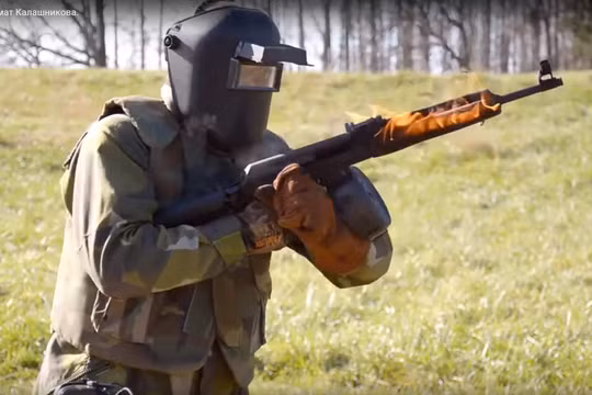 Súng tiểu liên AK cháy đỏ trong thử nghiệm - vẫn tiếp tục nhả đạn - ảnh video