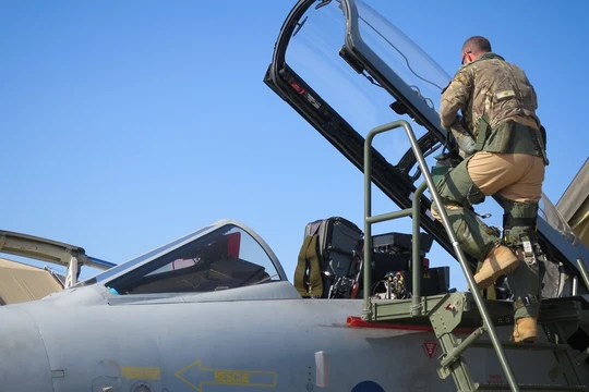 Phi công Anh chuẩn bị cho cuộc không kích IS trên chiến trường Deir Ezzor. Ảnh: South Front.