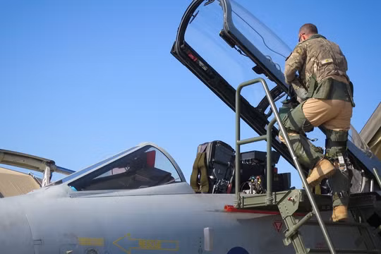 Phi công Anh chuẩn bị cho cuộc không kích IS trên chiến trường Deir Ezzor. Ảnh: South Front.