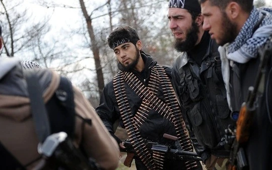 Chiến binh của tổ chức al-Nusra Front hoặc Jabhat al-Nusra, chi nhánh Al-Qaeda ở Syria