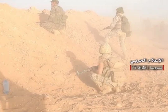 Binh sĩ quân đội Syria, tiến công trên hướng căn cứ quân sự T-2. Ảnh video truyền thông Hezbollah