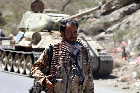 Chiến binh Houthi cùng xe tăng T-34-85 chiến lợi phẩm trong địa phận tỉnh Dhalea. Ảnh: tài khoản Twitter Yemen Wrath.