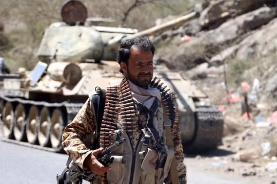 Chiến binh Houthi cùng xe tăng T-34-85 chiến lợi phẩm trong địa phận tỉnh Dhalea. Ảnh: tài khoản Twitter Yemen Wrath.