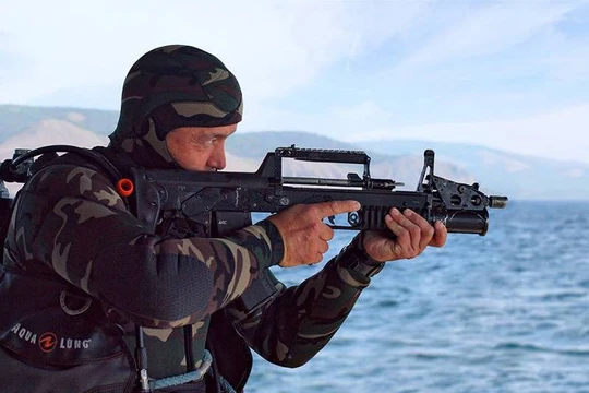 Hải quân đánh bộ Nga sử dụng súng tiểu liên lưỡng cư ADS. Ảnh minh họa: Russian Gazeta.