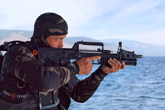 Hải quân đánh bộ Nga sử dụng súng tiểu liên lưỡng cư ADS. Ảnh minh họa: Russian Gazeta.