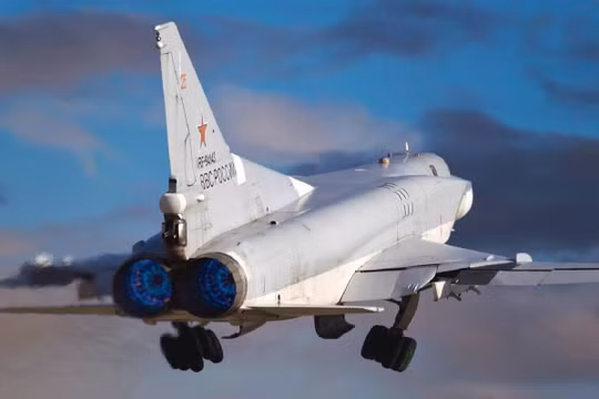 Máy bay ném bom chiến lược tầm xa Tu-22M3 xuất kích. Ảnh TV Zvezda