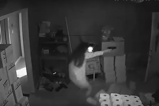 Người phụ nữ bắn liên tiếp vào những tên cướp Alanta