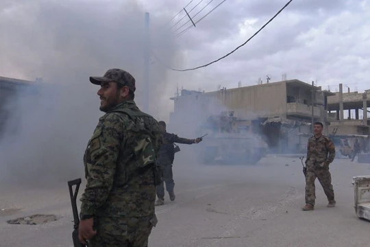 Chiến binh người Kurd trên chiến trường thành phố Tabqa