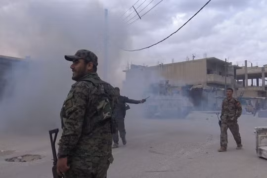 Chiến binh người Kurd trên chiến trường thành phố Tabqa