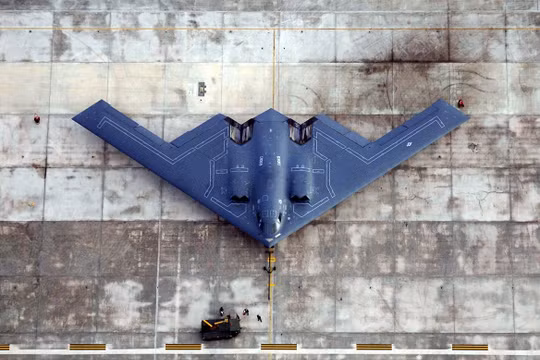 Máy bay ném bom chiến lược tàng hình B-2 Mỹ.