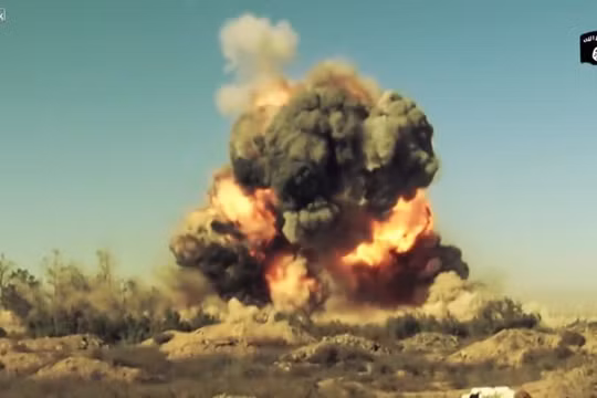 Một vụ nổ của xe đánh bom tự sát VBIED trên sa mạc Homs