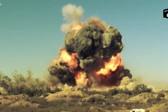 Một vụ nổ của xe đánh bom tự sát VBIED trên sa mạc Homs