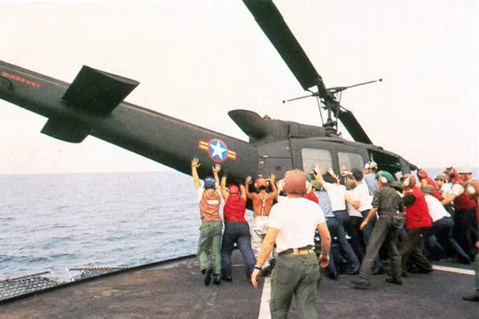 Đẩy trực thăng xuống biển dành chỗ cho người di tản