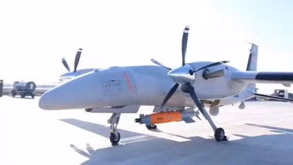 Máy bay không người lái hạng nặng thử nghiệm bom gắn GOKCE. Ảnh video Ukrainian Military YouTube.
