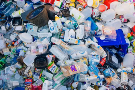 Rác thải bao bì, chai nhựa. Ảnh minh họa NoCamels.