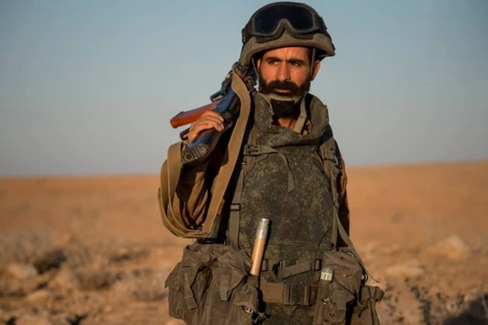 Một binh sĩ thuộc lực lượng Lá chắn Qalamoun trên chiến trường sa mạc tỉnh Homs