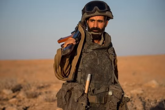 Một binh sĩ thuộc lực lượng Lá chắn Qalamoun trên chiến trường sa mạc tỉnh Homs