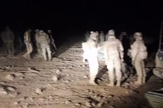 Binh sĩ lực lượng quân đoàn tình nguyện số 5 trên chiến trường gần thị trấn Al-Sukhnah