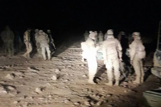 Binh sĩ lực lượng quân đoàn tình nguyện số 5 trên chiến trường gần thị trấn Al-Sukhnah