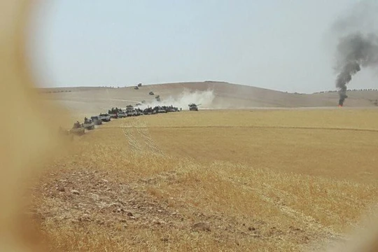 Đoàn xe tăng Thổ Nhĩ Kỳ tiến vào lãnh thổ Syria