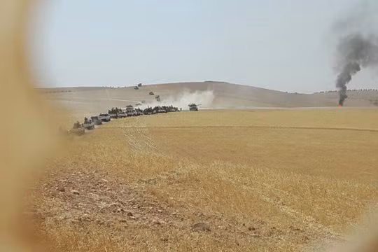 Đoàn xe tăng Thổ Nhĩ Kỳ tiến vào lãnh thổ Syria