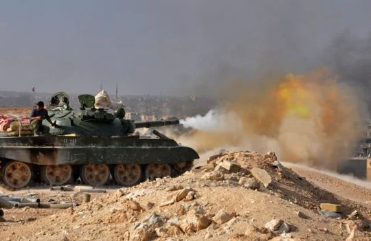 Xe tăng quân đội Syria xả đạn vào IS trên chiến trường - ảnh minh họa Masdar News