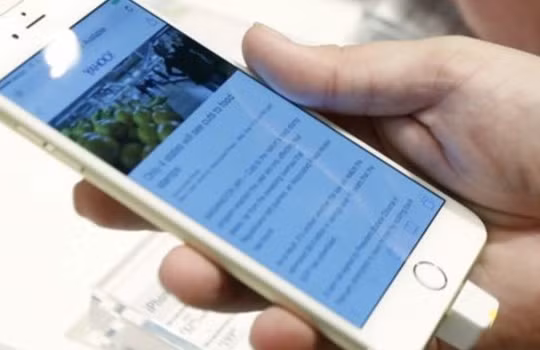 Hàng chục nghìn chiếc iPhone giả đã được phát hiện ở Trung Quốc. Ảnh minh họa AP