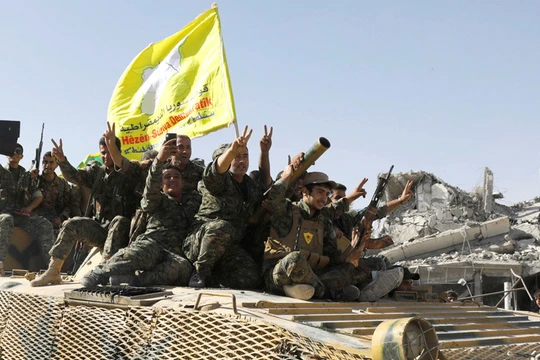 Lực lượng dân quân người Kurd trên đường tiến quân ở sa mạc Hasakah. Ảnh minh họa South Front