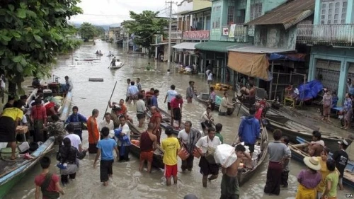 Mưa bắt đầu từ giữa tháng 7 và người dân Myanmar đã phải sơ tán khỏi những nơi chịu thiệt hại nặng. Ảnh: EPA