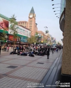 Hơn 30 tài xế taxi ngồi trước trung tâm thương mại tại Bắc Kinh đồng loạt uống thuốc sâu tự tử để biểu tình chống lại luật cấm hành nghề tự do.