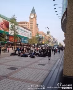 Hơn 30 tài xế taxi ngồi trước trung tâm thương mại tại Bắc Kinh đồng loạt uống thuốc sâu tự tử để biểu tình chống lại luật cấm hành nghề tự do.